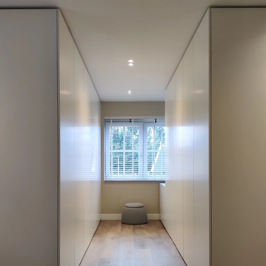 Maatwerk Inloopkast in Laren – Mat Witte Egger W980SM