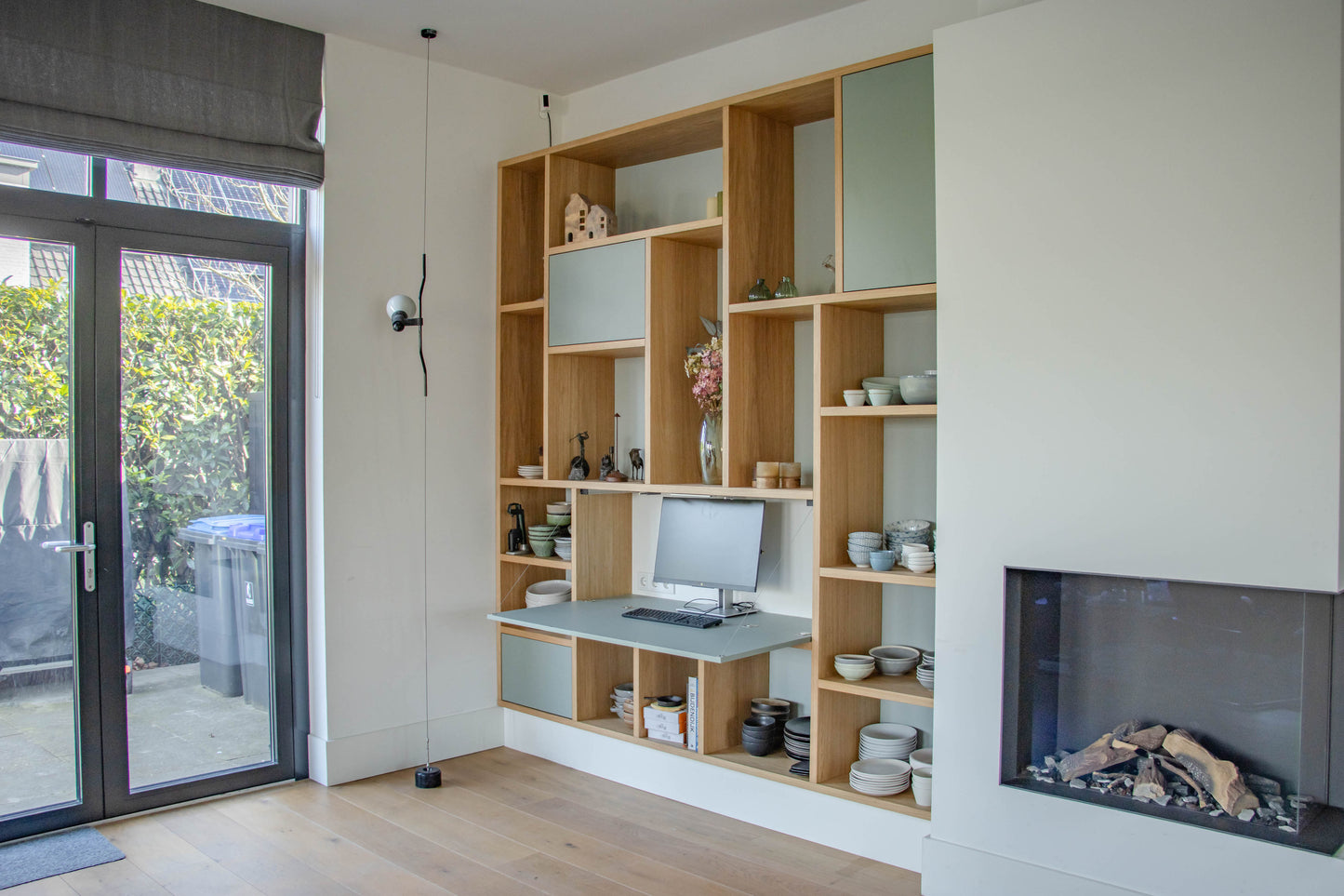 Eiken kast met geïntegreerd bureau