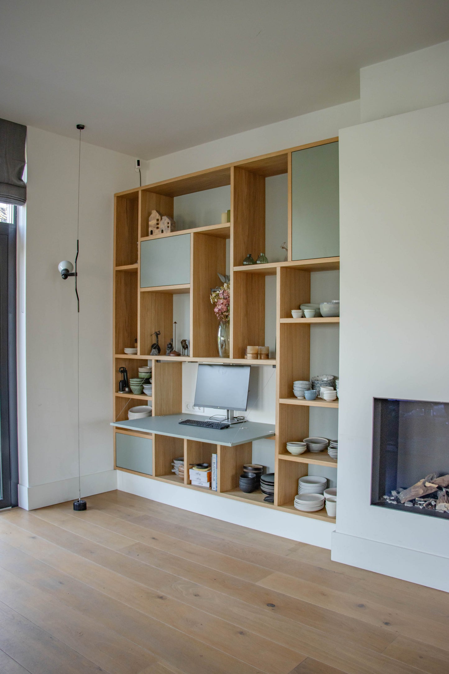 Eiken kast met geïntegreerd bureau