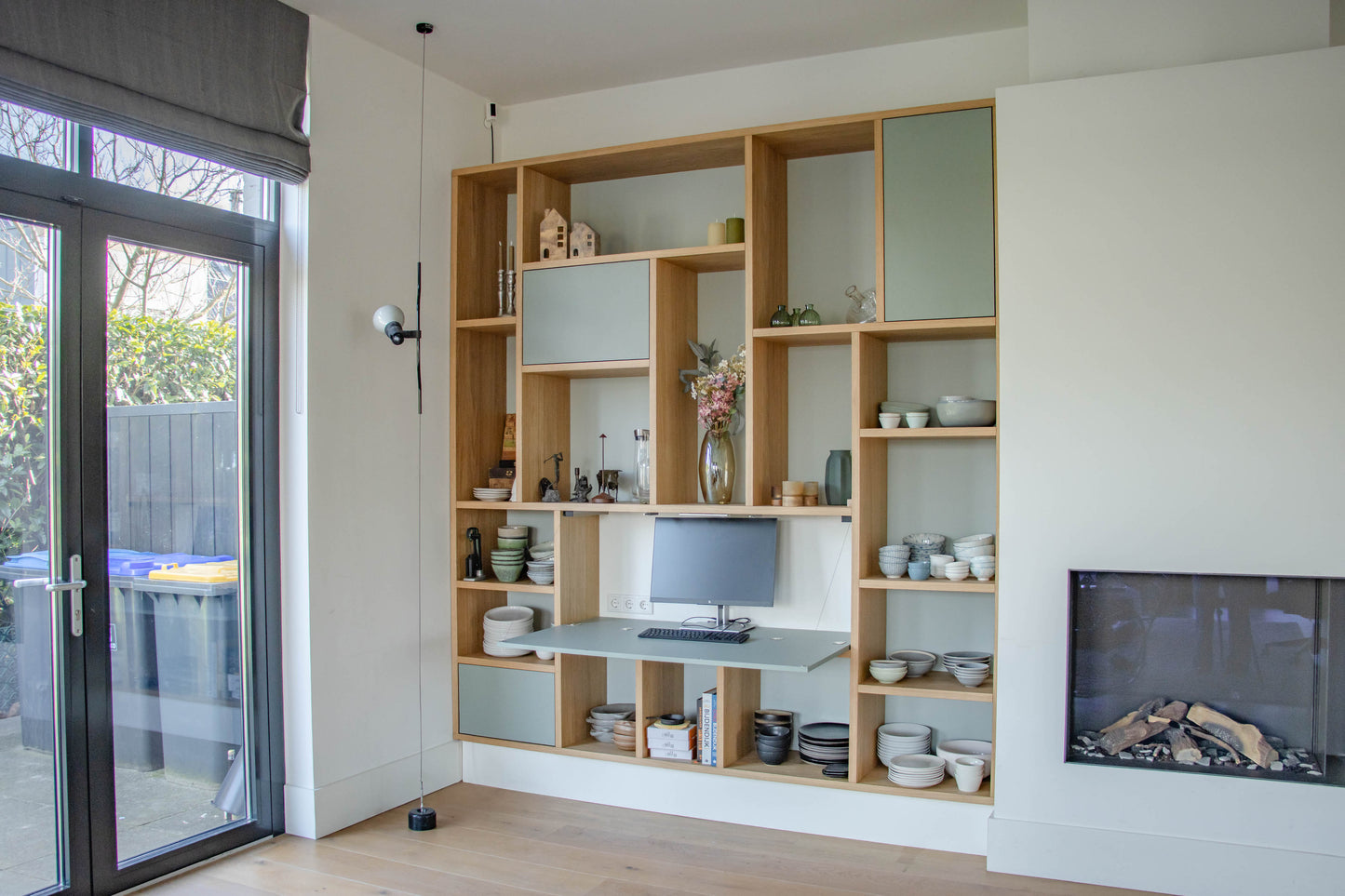 Eiken kast met geïntegreerd bureau