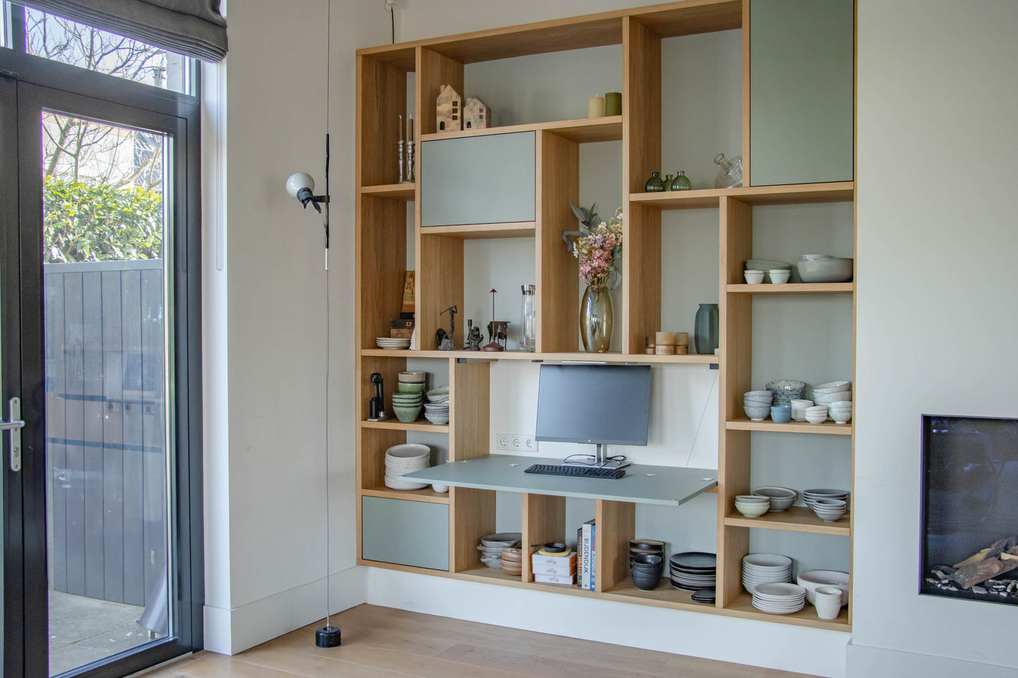 Eiken kast met geïntegreerd bureau