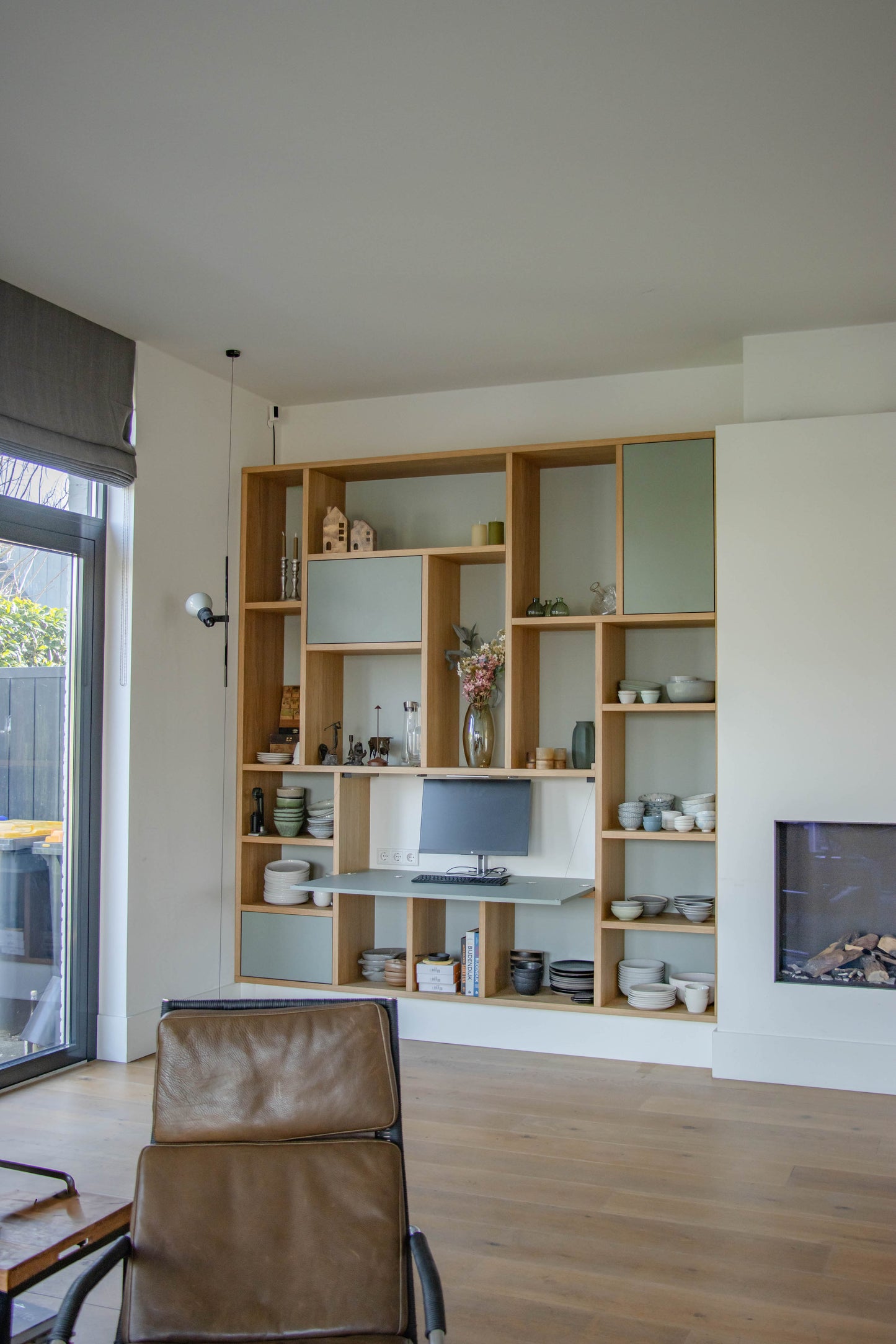 Eiken kast met geïntegreerd bureau