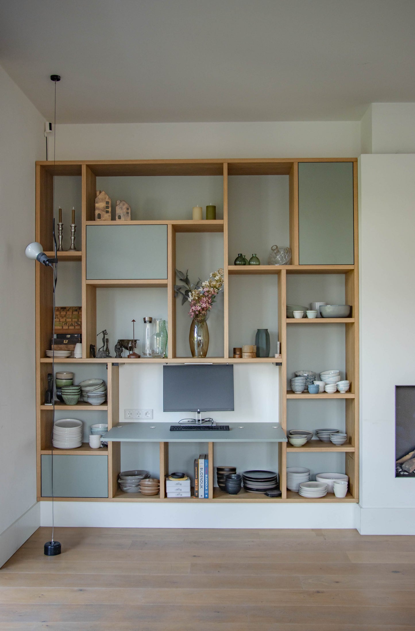 Eiken kast met geïntegreerd bureau