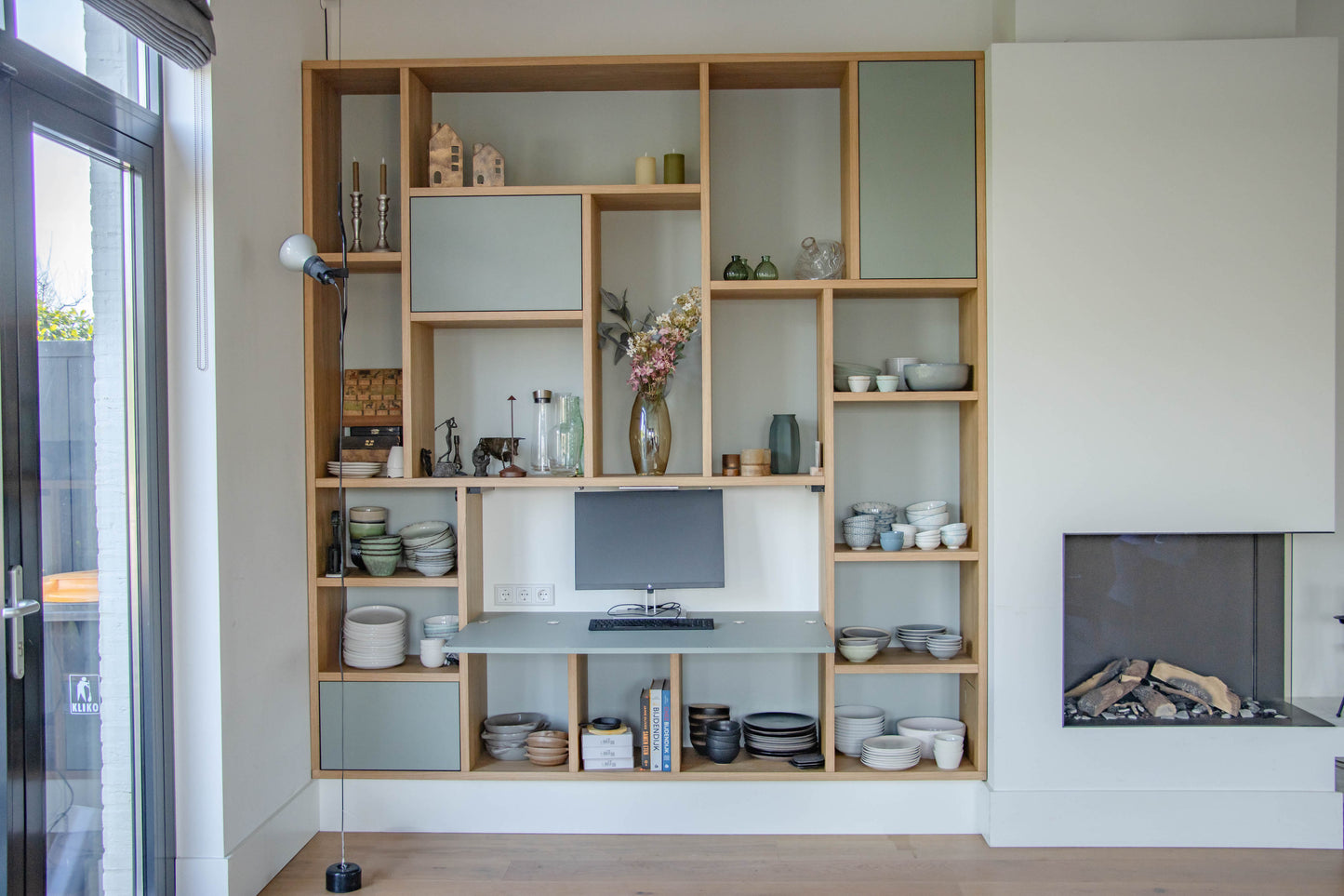 Eiken kast met geïntegreerd bureau