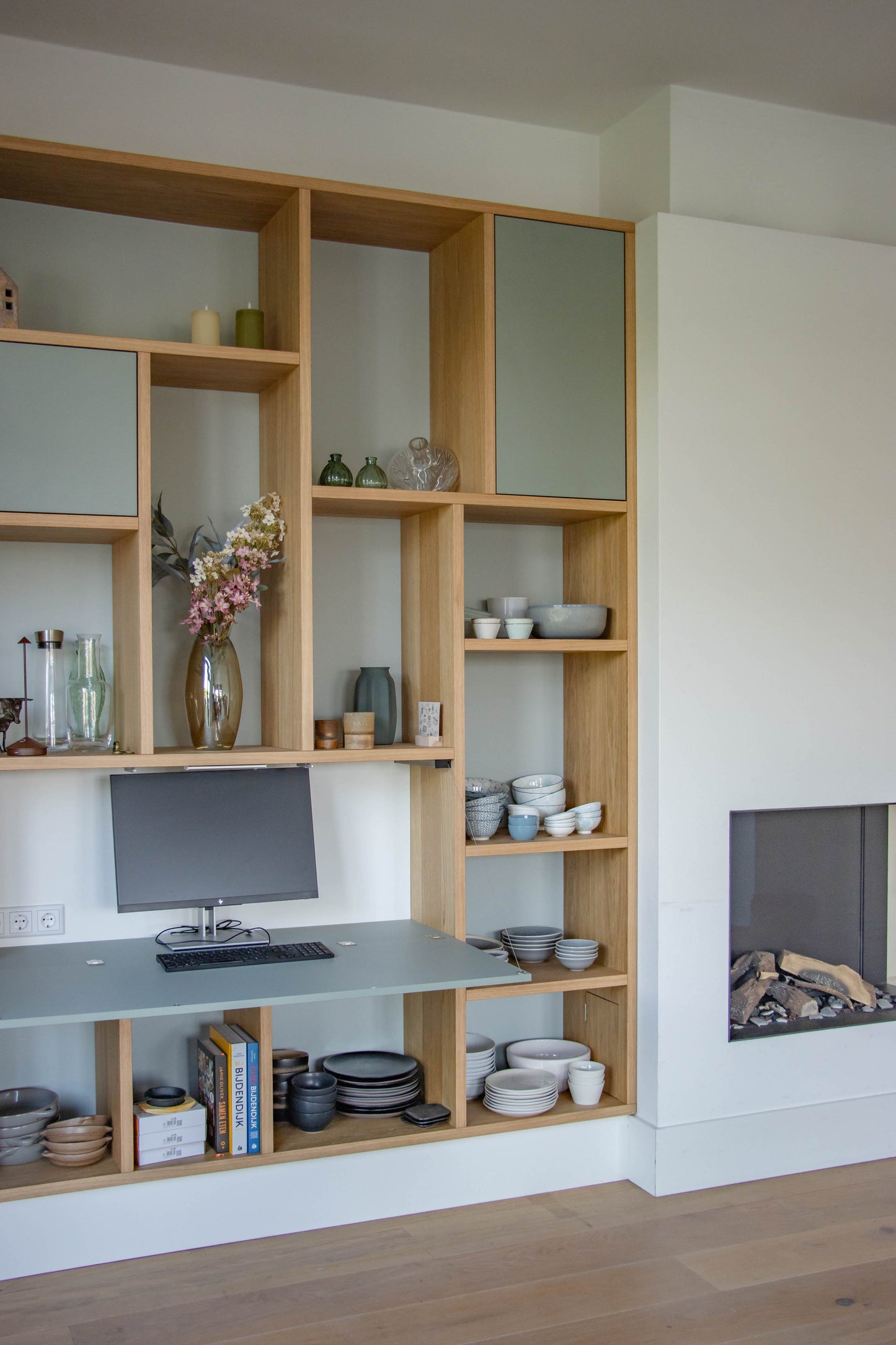 Eiken kast met geïntegreerd bureau