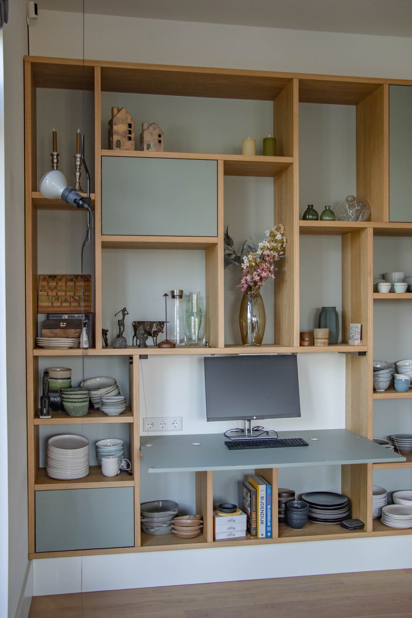 Eiken kast met geïntegreerd bureau