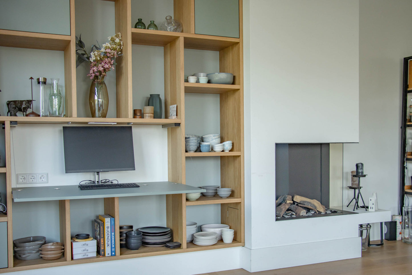 Eiken kast met geïntegreerd bureau