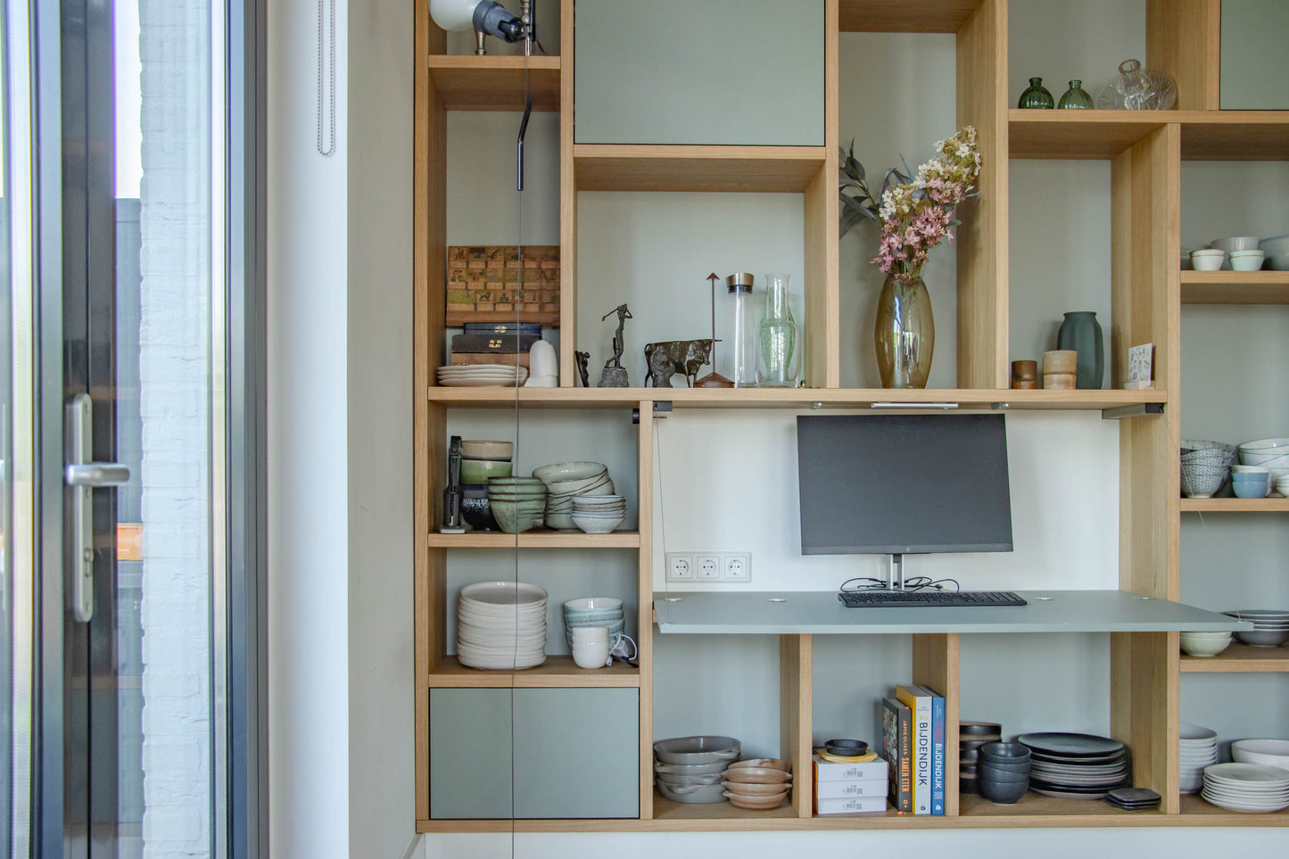 Eiken kast met geïntegreerd bureau