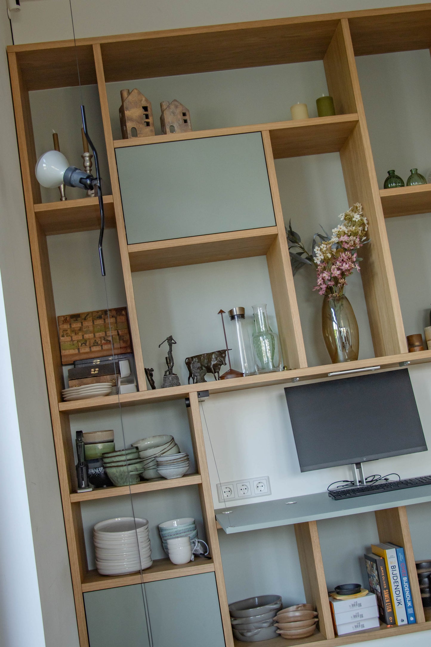 Eiken kast met geïntegreerd bureau