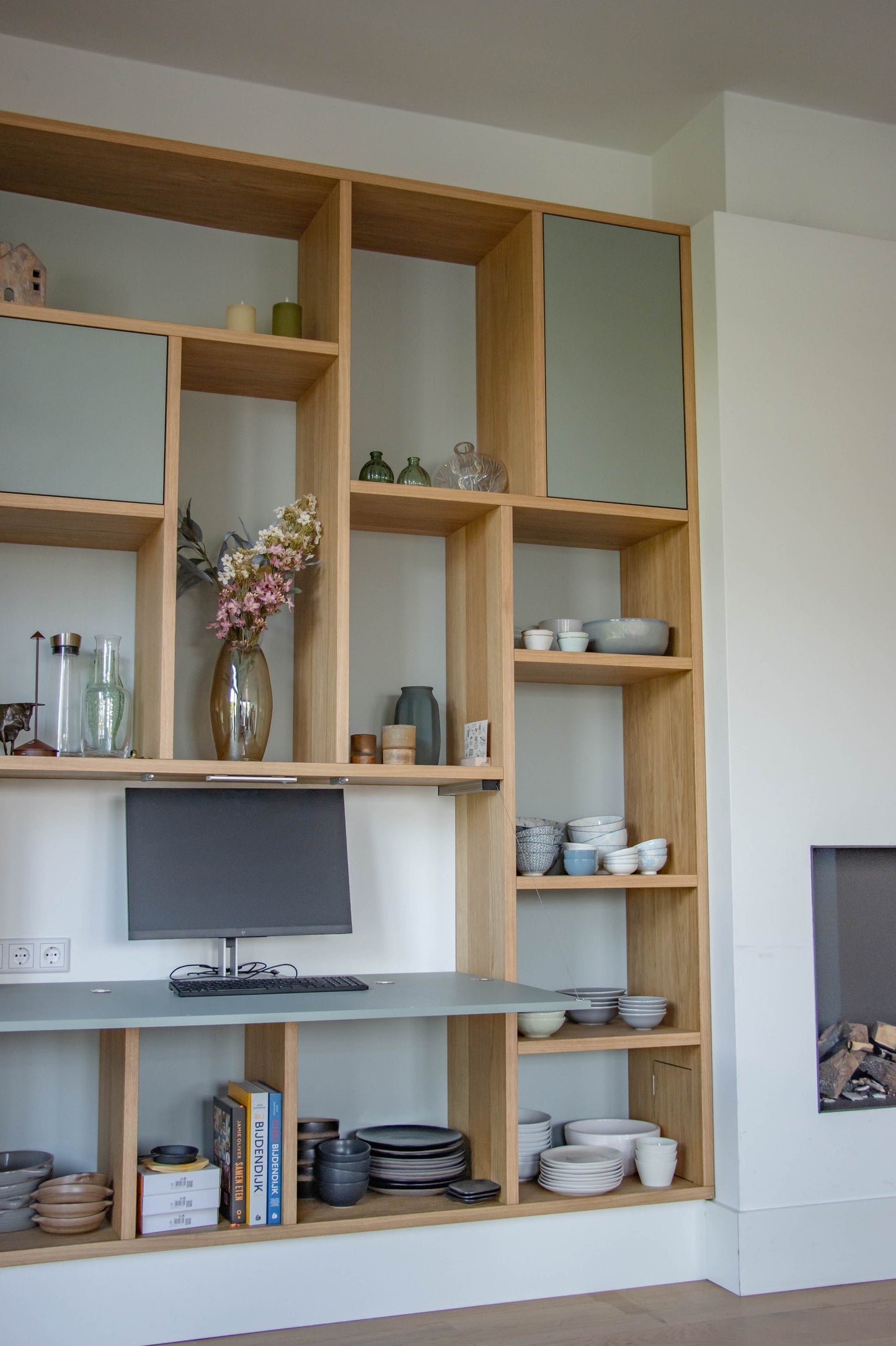 Eiken kast met geïntegreerd bureau