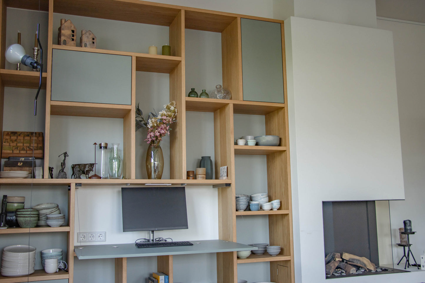 Eiken kast met geïntegreerd bureau