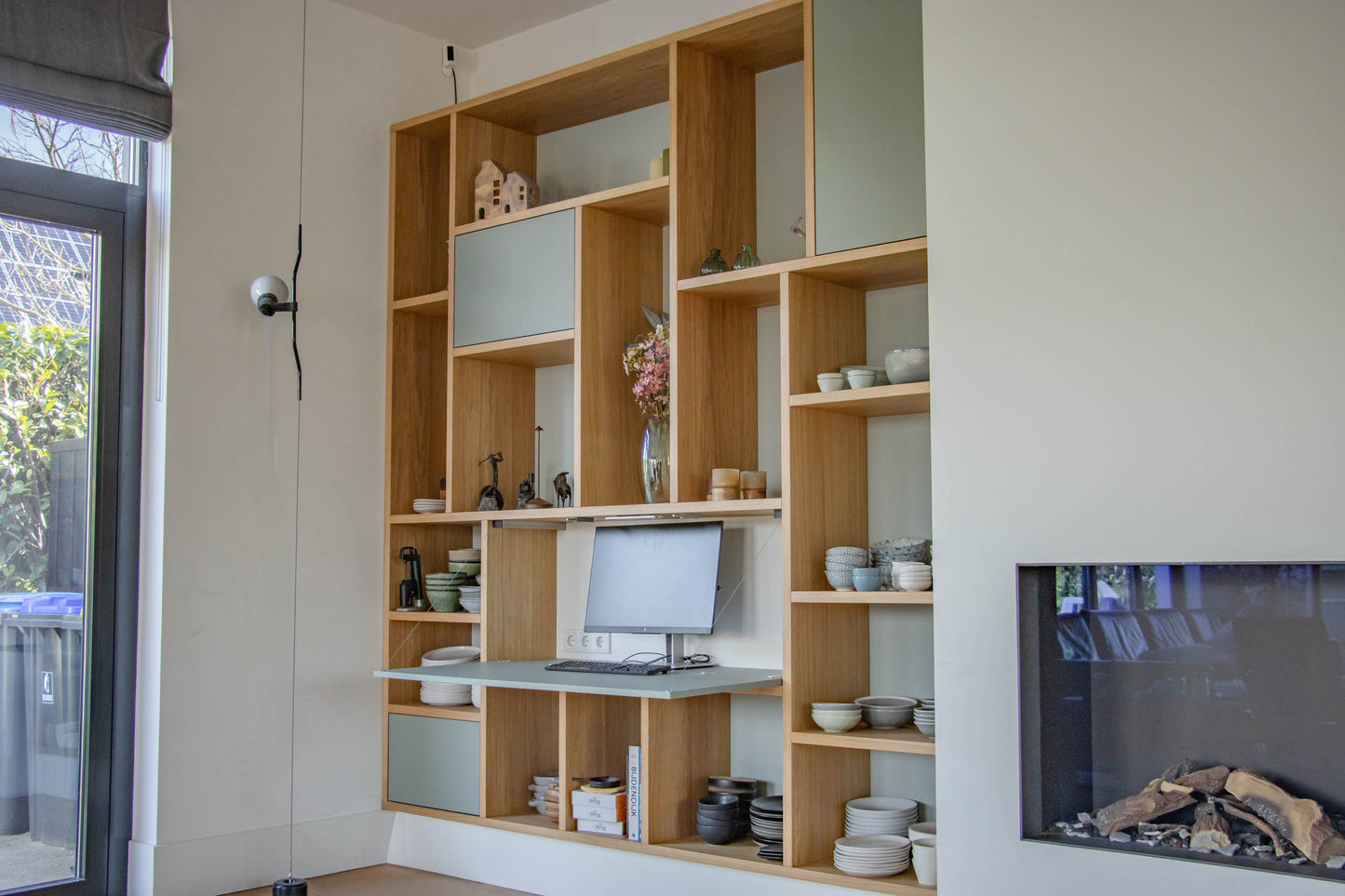 Eiken kast met geïntegreerd bureau