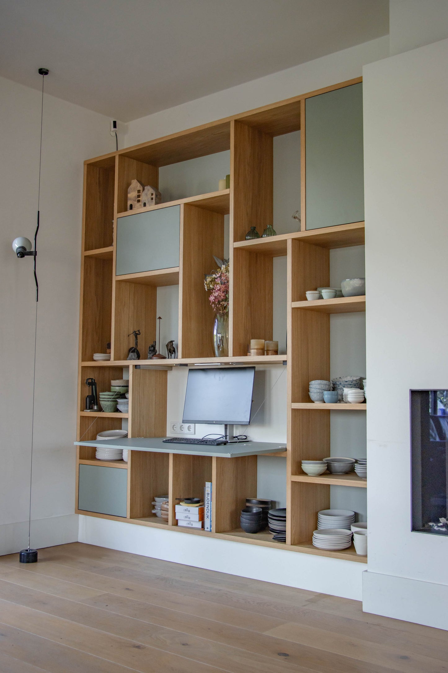 Eiken kast met geïntegreerd bureau