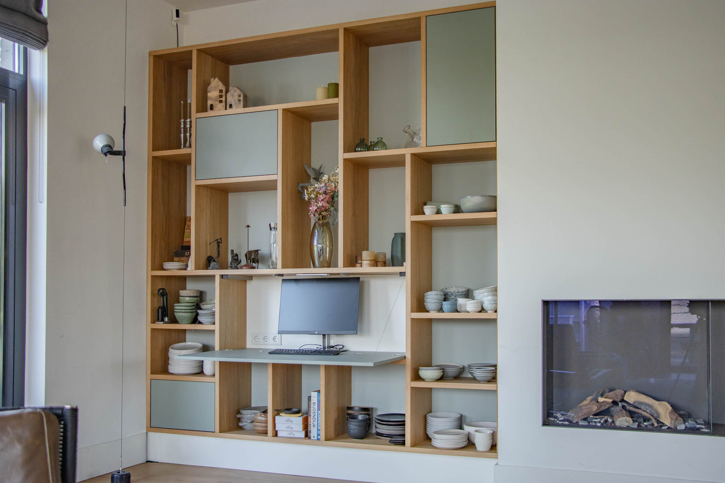 Eiken kast met geïntegreerd bureau