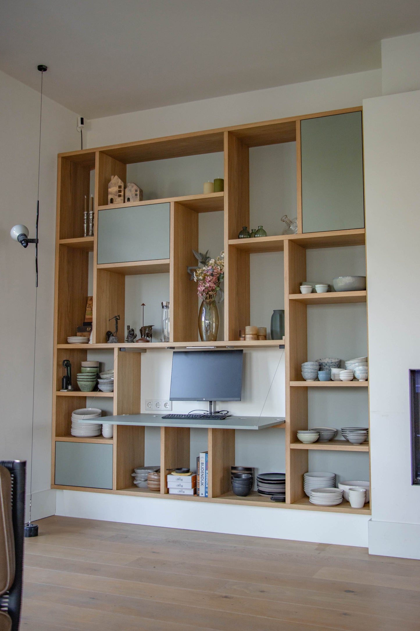 Eiken kast met geïntegreerd bureau