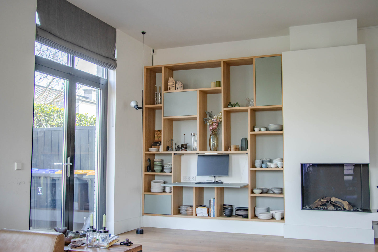 Eiken kast met geïntegreerd bureau