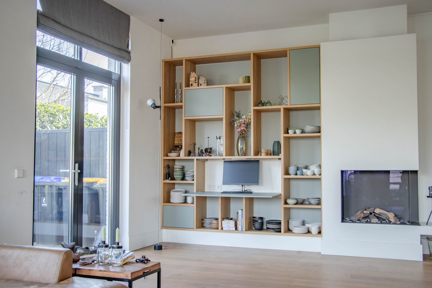 Eiken kast met geïntegreerd bureau