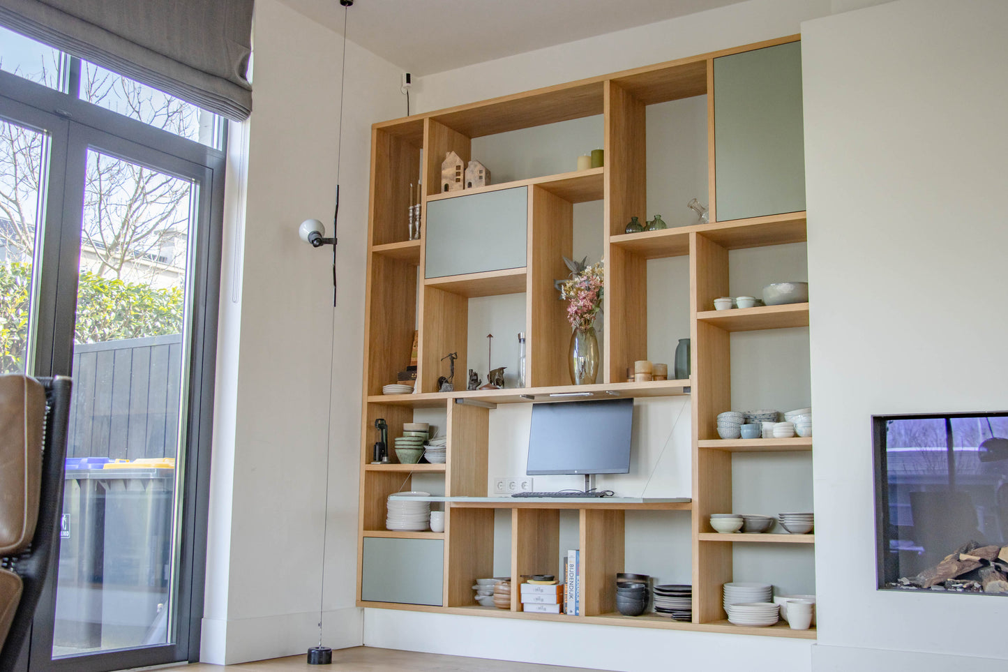 Eiken kast met geïntegreerd bureau