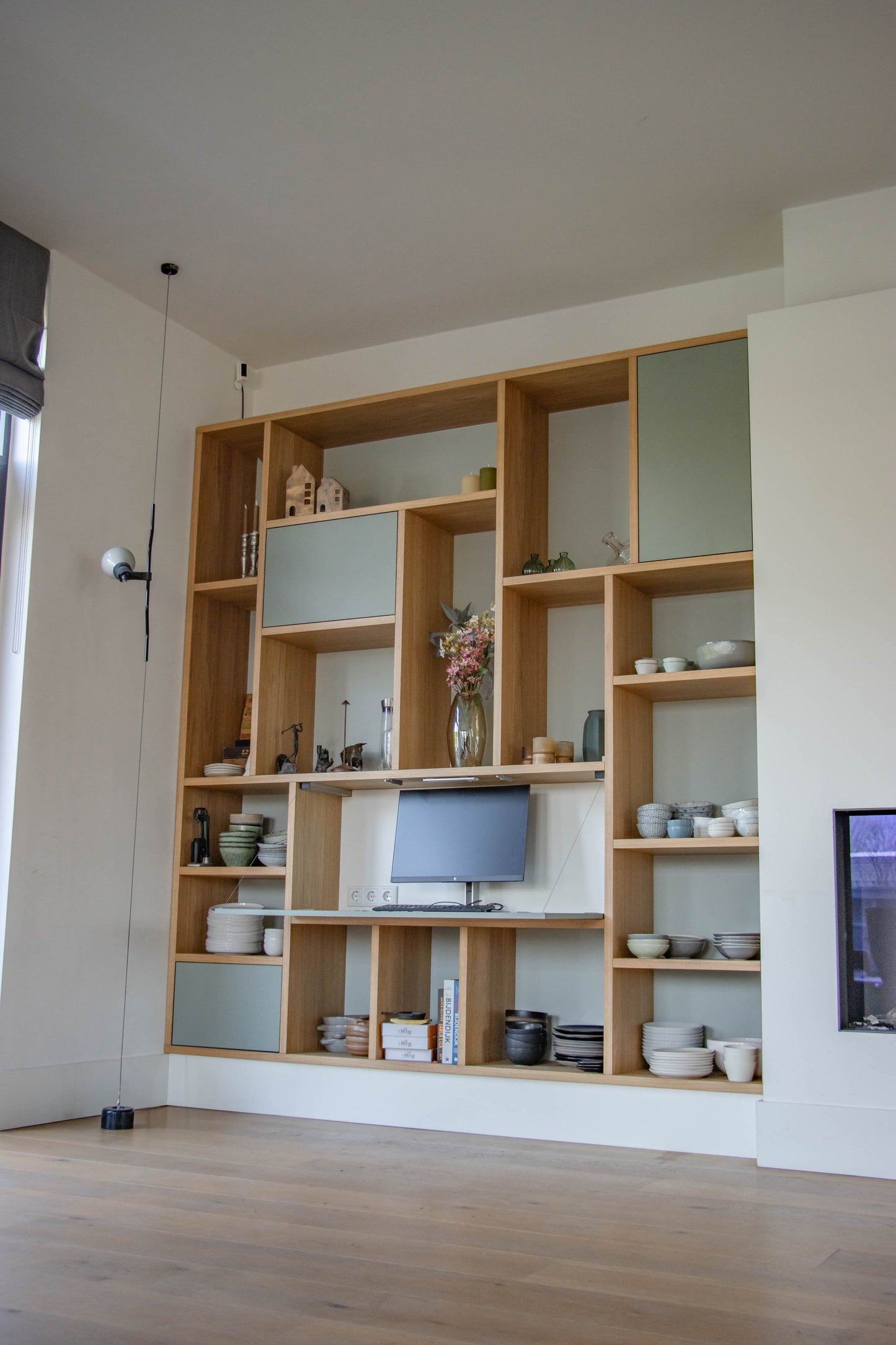 Eiken kast met geïntegreerd bureau