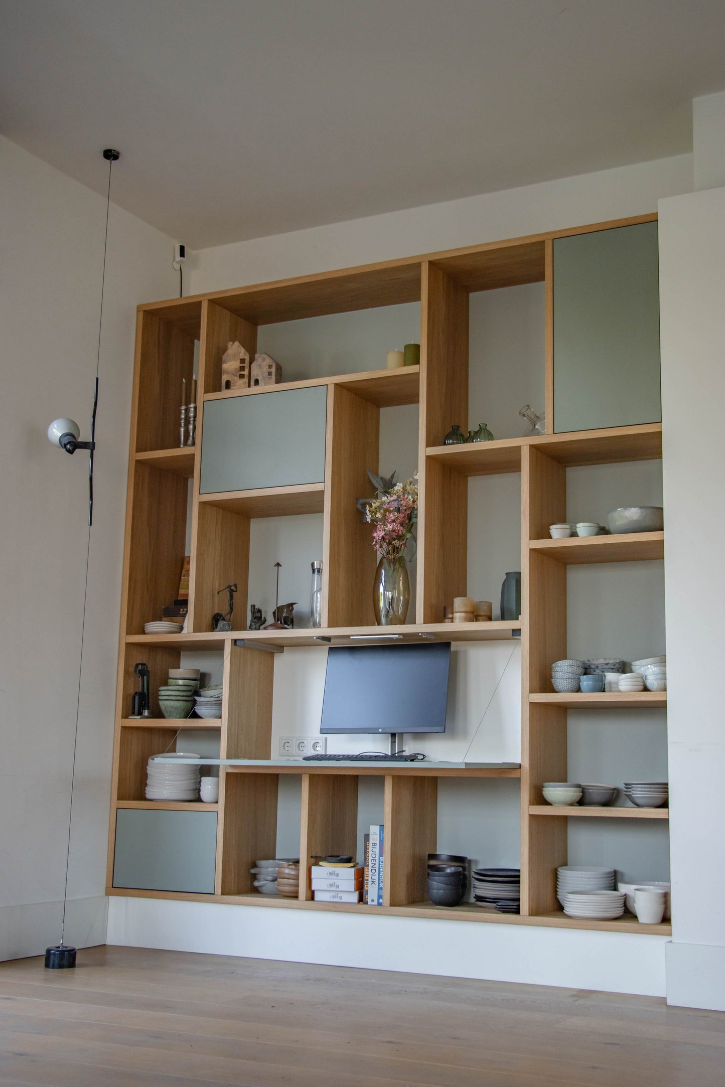 Eiken kast met geïntegreerd bureau