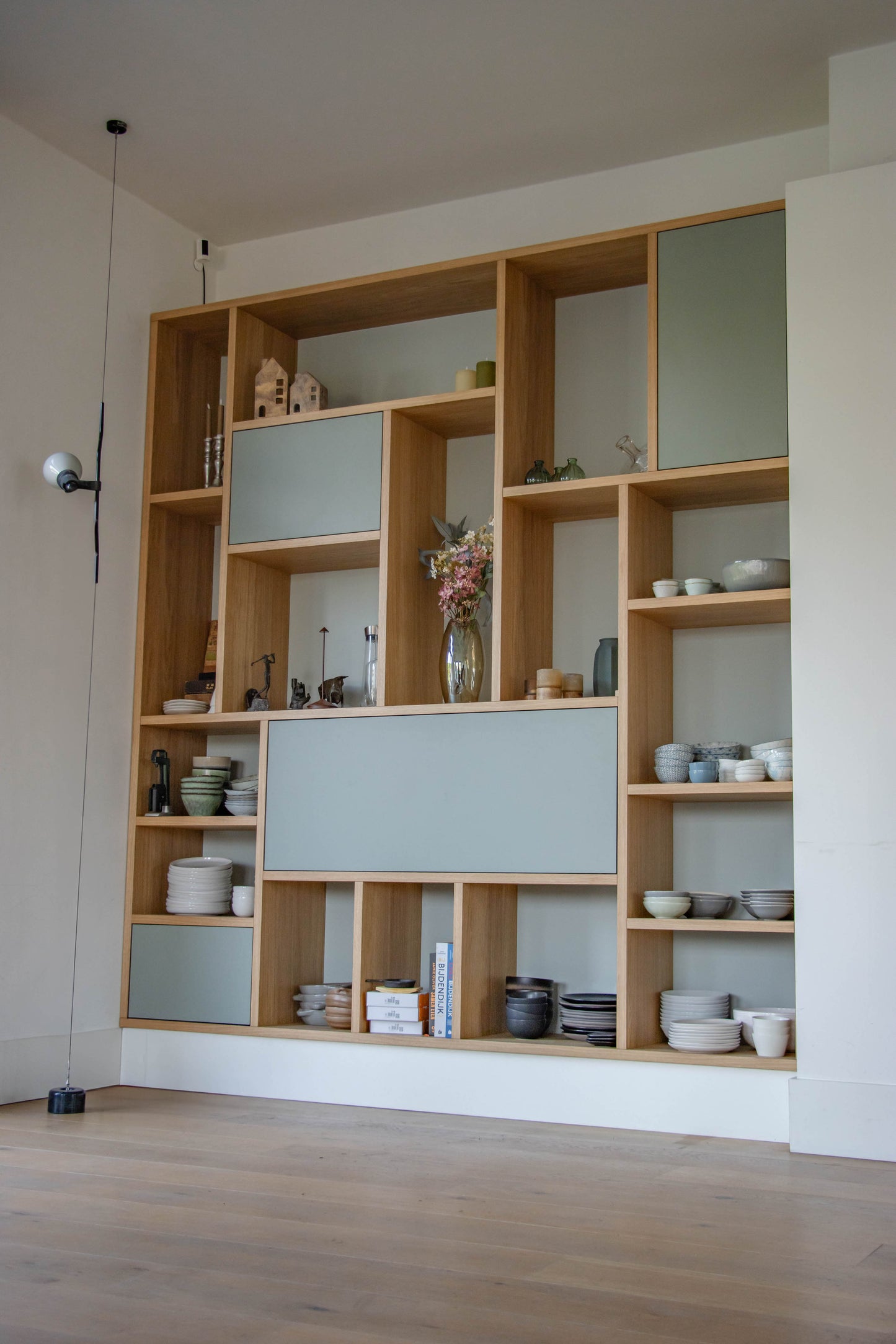 Eiken kast met geïntegreerd bureau