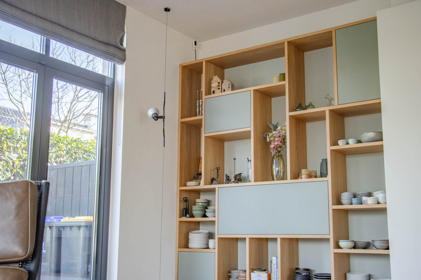 Eiken kast met geïntegreerd bureau