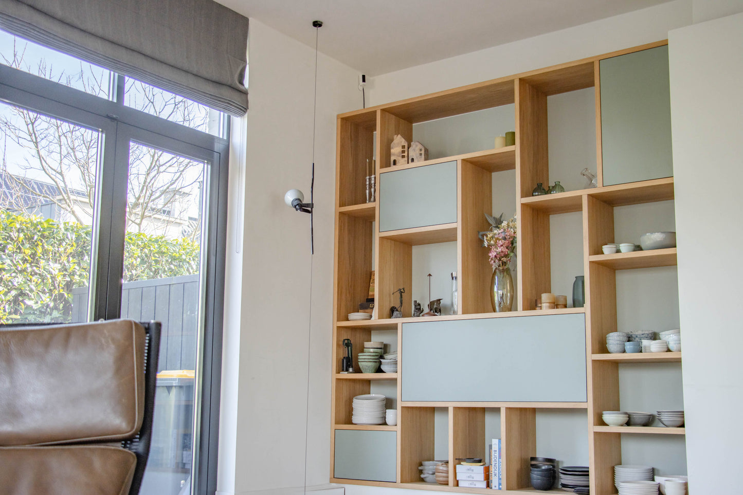 Eiken kast met geïntegreerd bureau