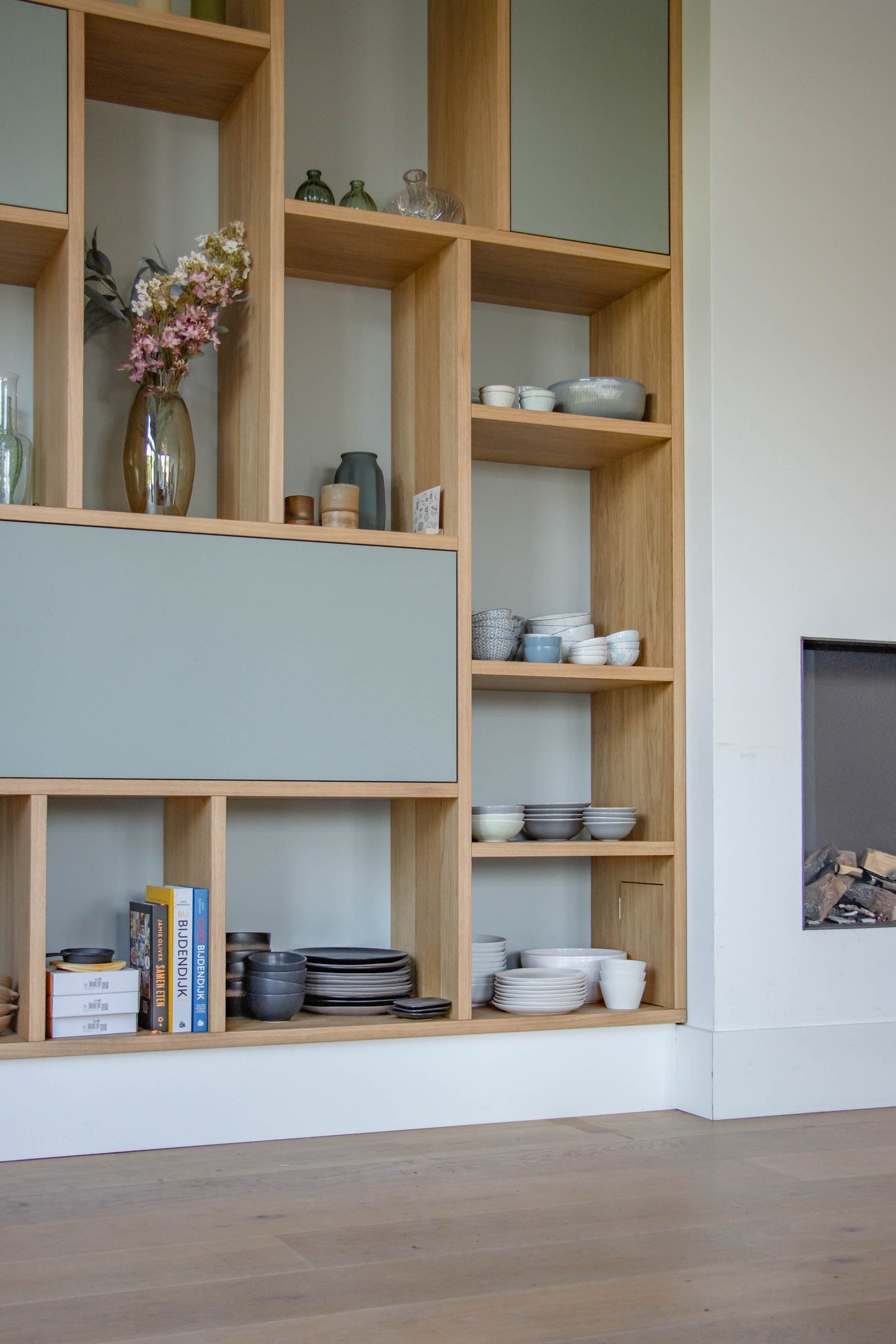 Eiken kast met geïntegreerd bureau