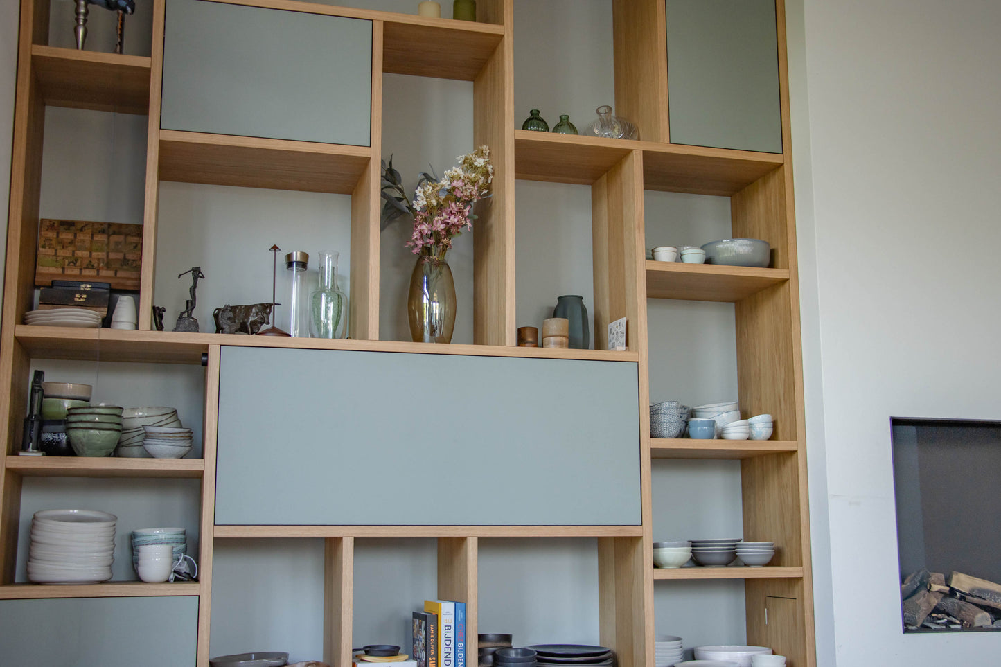 Eiken kast met geïntegreerd bureau