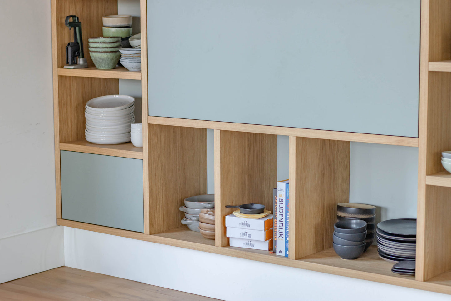 Eiken kast met geïntegreerd bureau