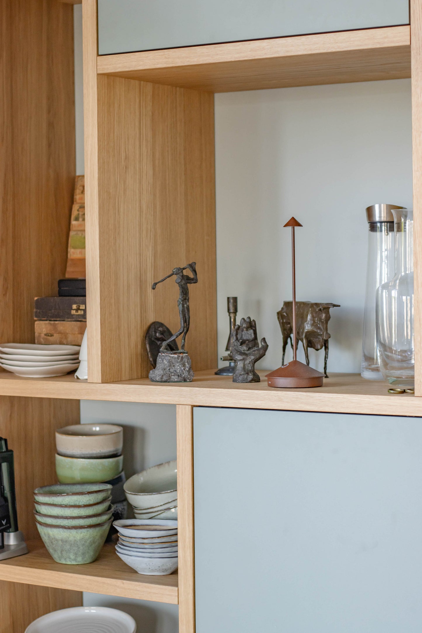 Eiken kast met geïntegreerd bureau