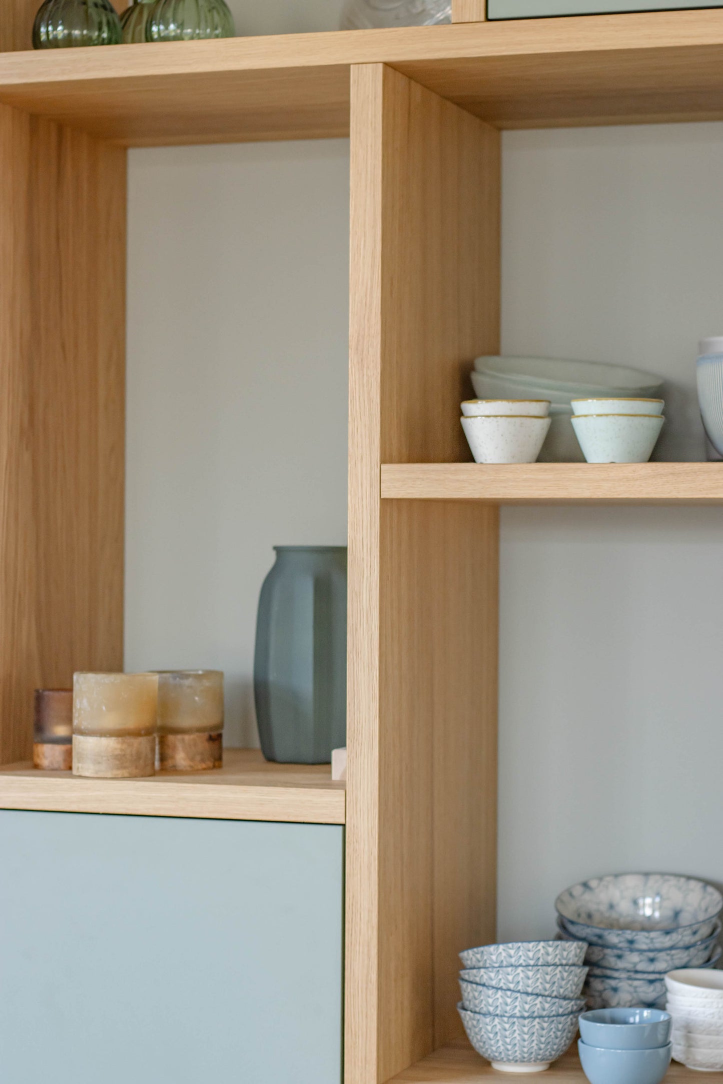Eiken kast met geïntegreerd bureau