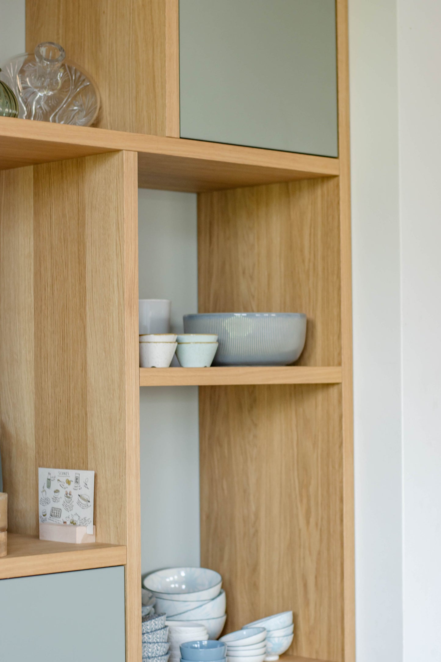 Eiken kast met geïntegreerd bureau
