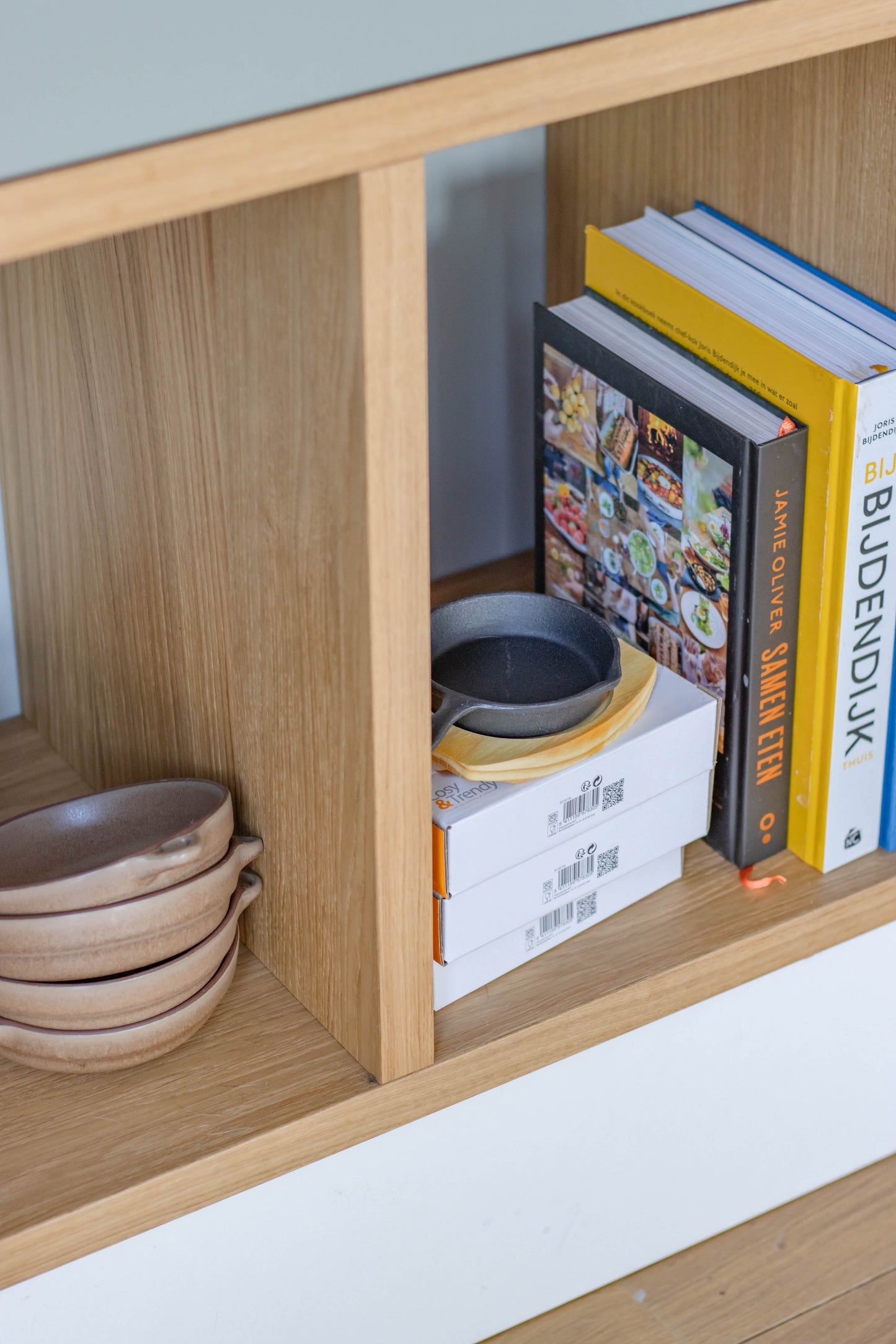 Eiken kast met geïntegreerd bureau