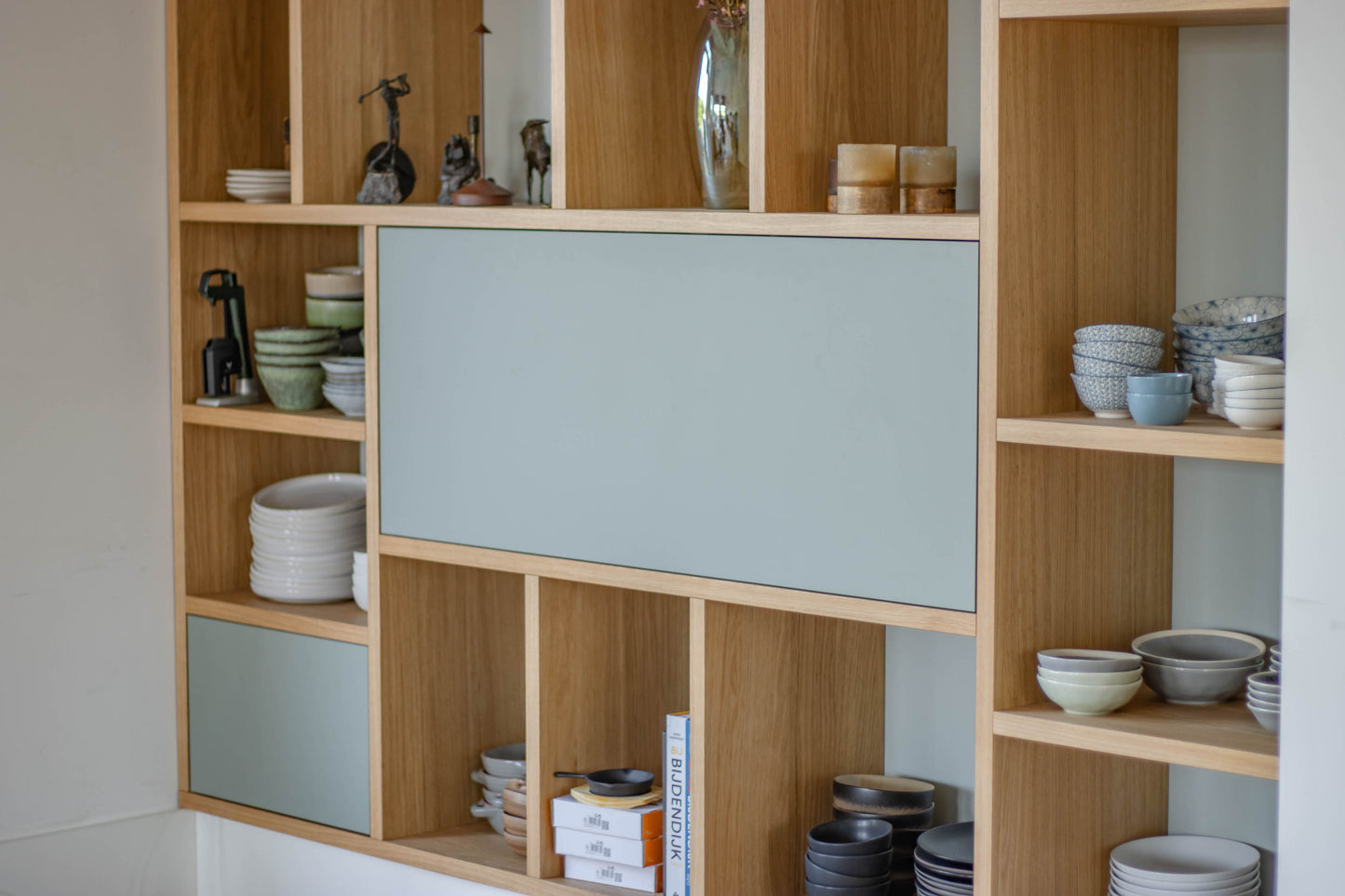 Eiken kast met geïntegreerd bureau