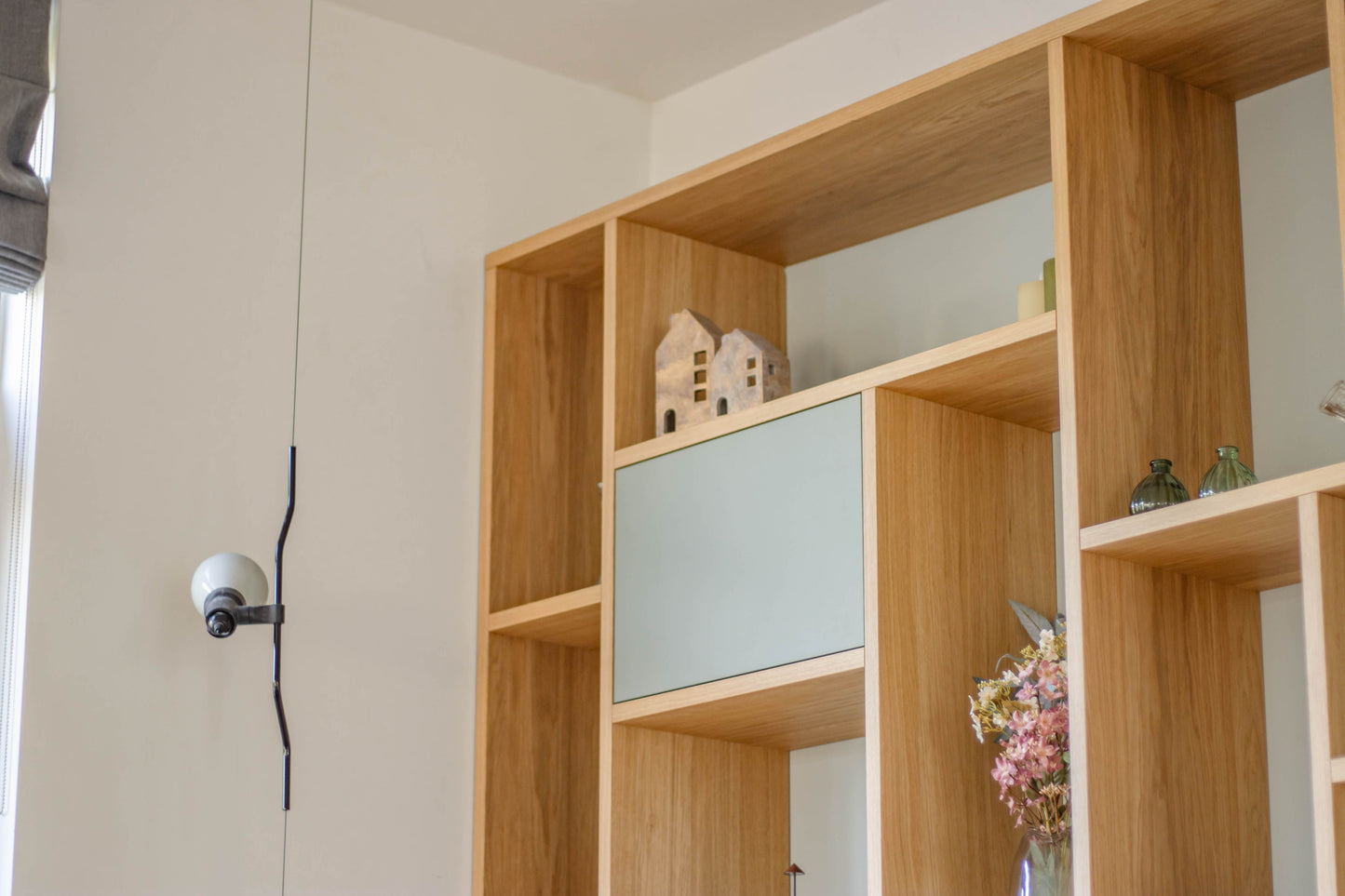 Eiken kast met geïntegreerd bureau