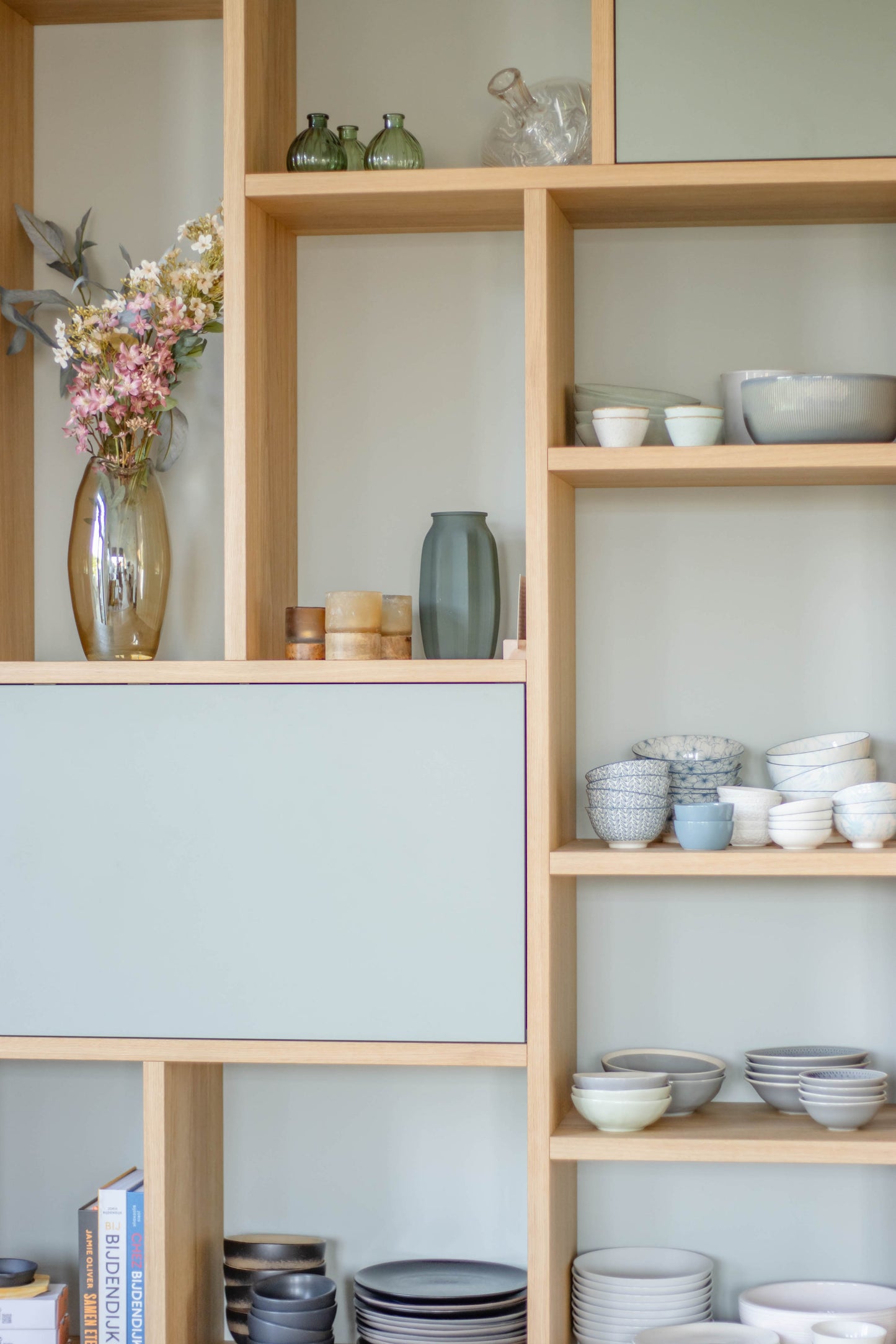 Eiken kast met geïntegreerd bureau