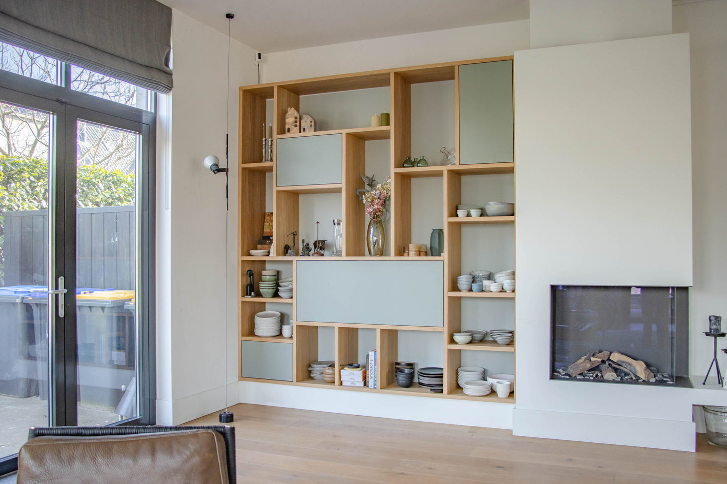 Eiken kast met geïntegreerd bureau