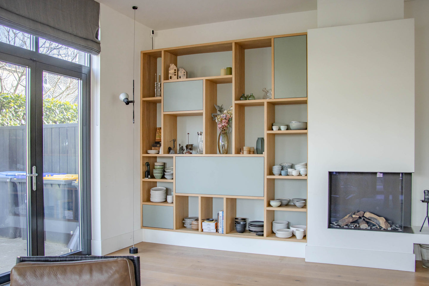 Eiken kast met geïntegreerd bureau