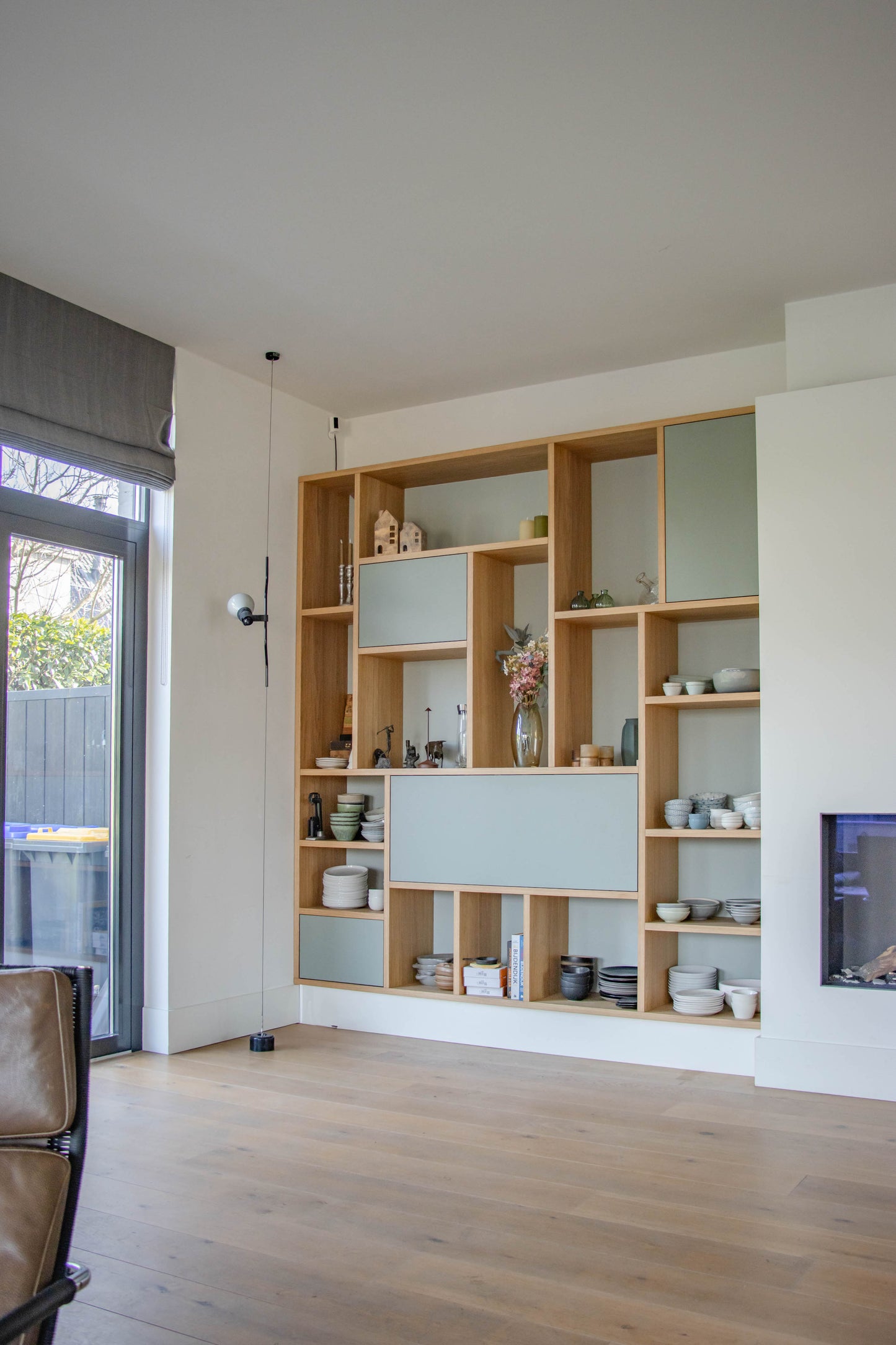 Eiken kast met geïntegreerd bureau
