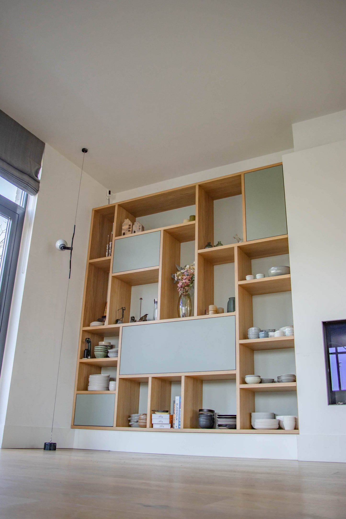 Eiken kast met geïntegreerd bureau