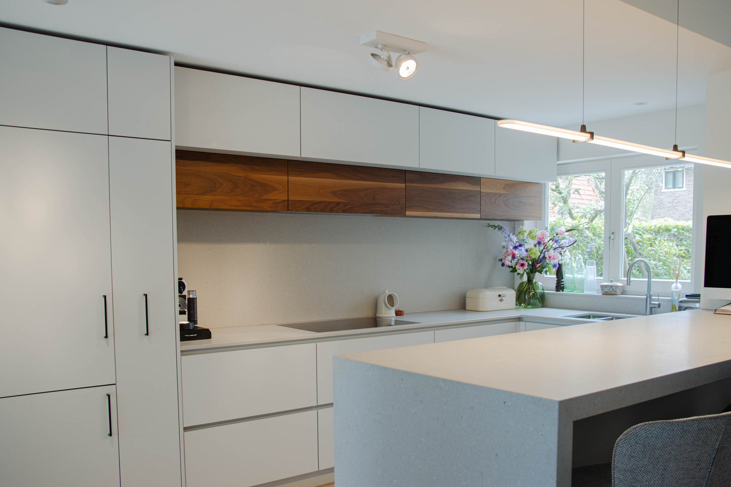 Noten houten keuken met ronde elementen