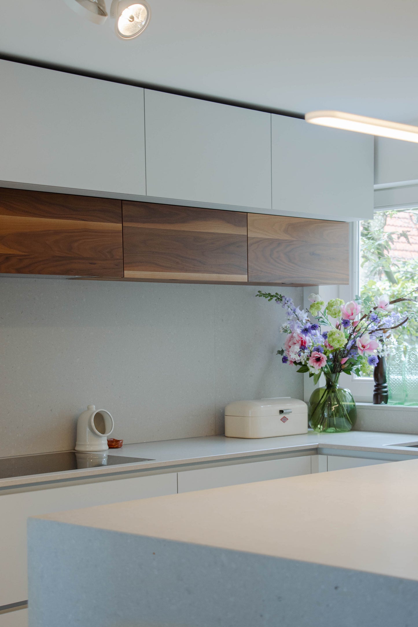 Noten houten keuken met ronde elementen