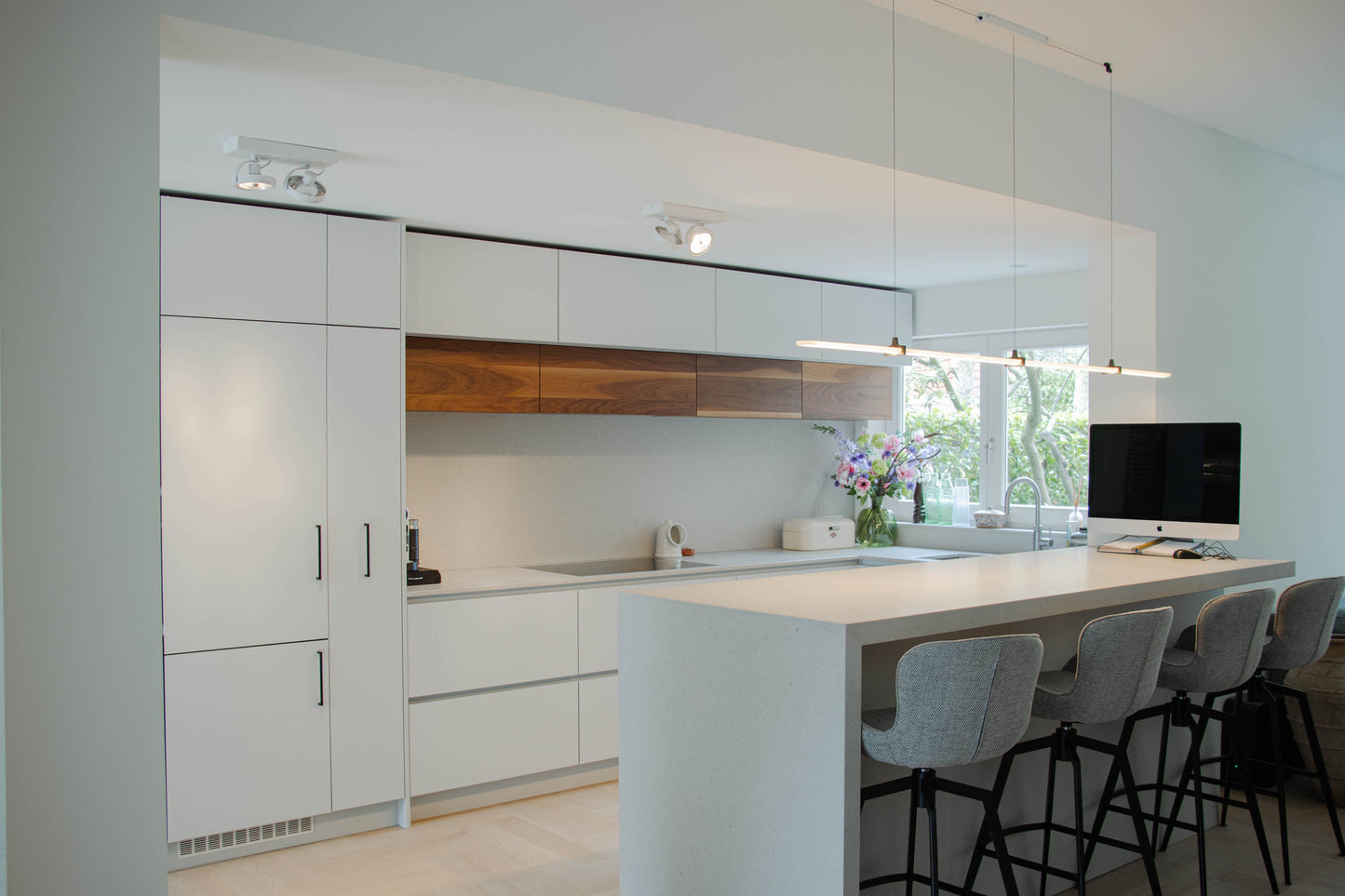 Noten houten keuken met ronde elementen