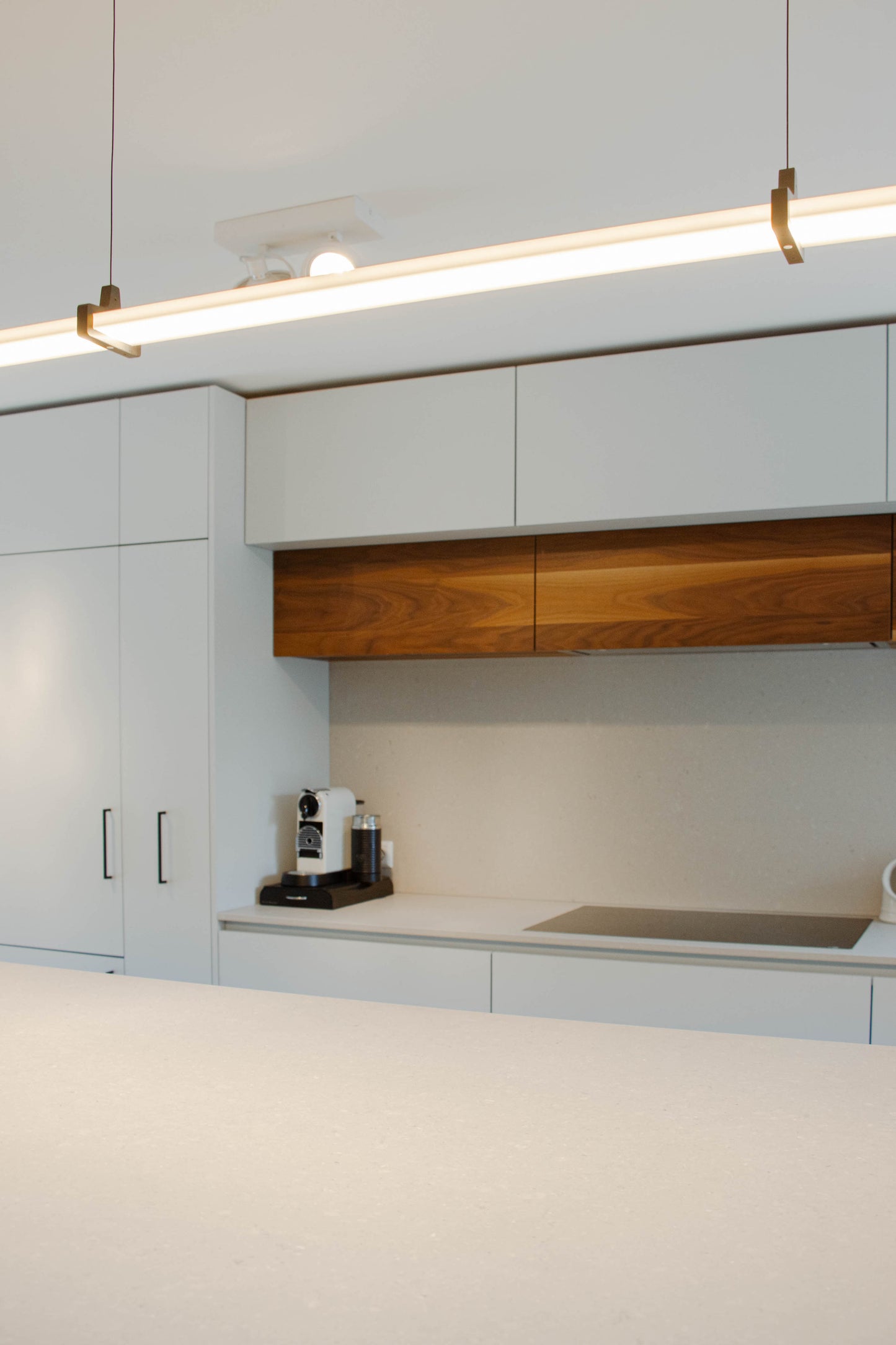 Noten houten keuken met ronde elementen
