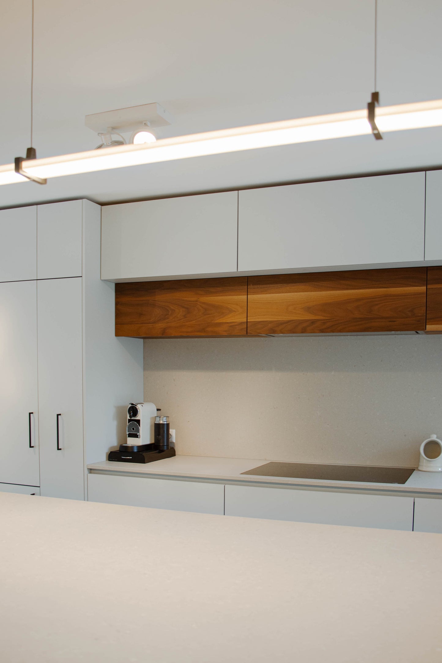 Noten houten keuken met ronde elementen