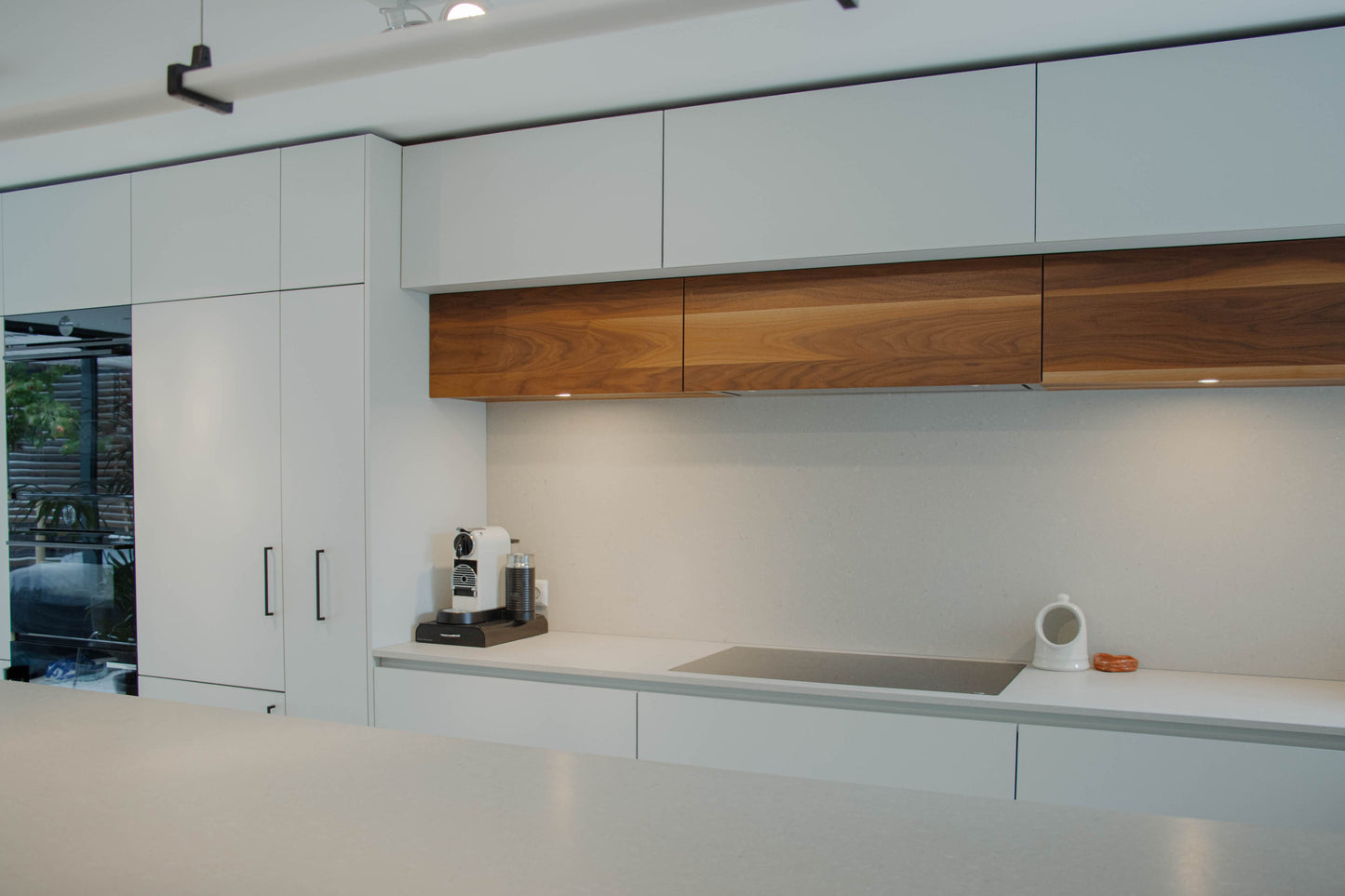 Noten houten keuken met ronde elementen