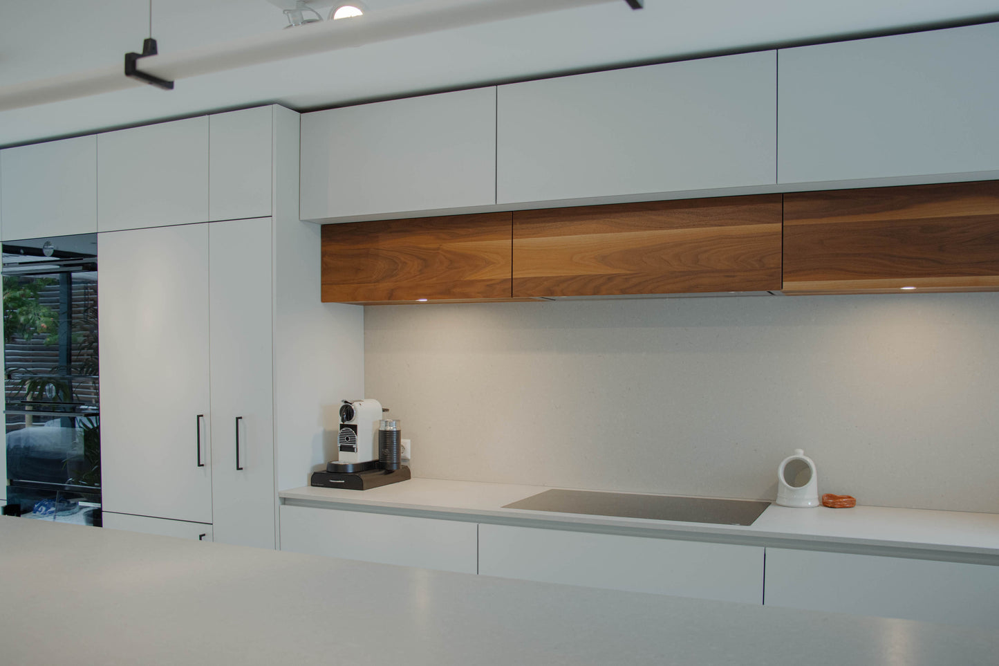 Noten houten keuken met ronde elementen
