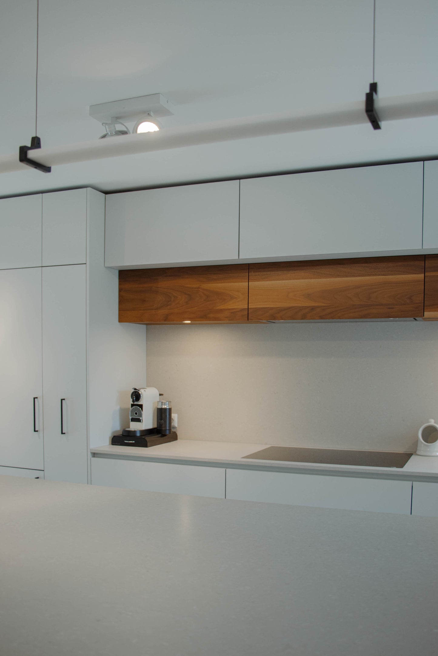 Noten houten keuken met ronde elementen
