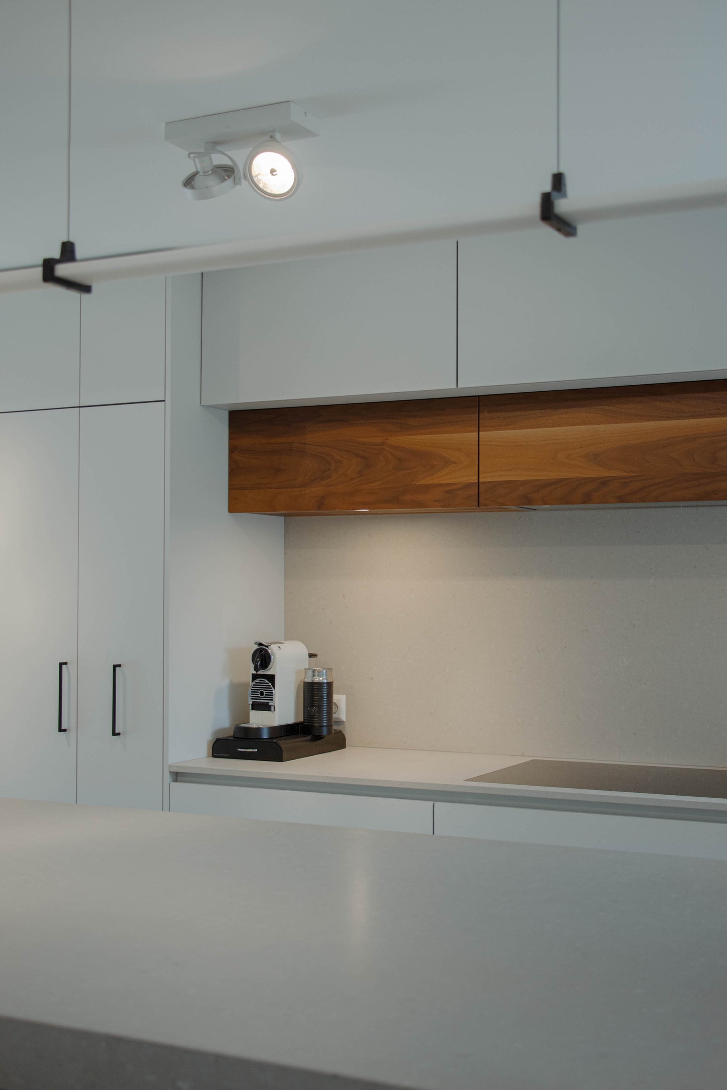Noten houten keuken met ronde elementen